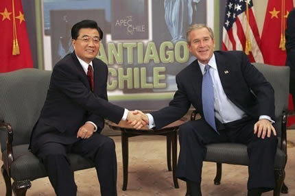 Hu Jintao y George W. Bush en 2004 (Eric Draper / Casa Blanca, dominio público)