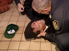 LeBlanc es enviado al suelo por tres policías (CBC)