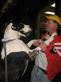 Charles LeBlanc con un perro (Charles LeBlanc / Licencia CC-BY-SA)