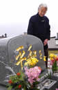 Sugako Akizuki visita la tumba de su esposo, Tatsuichirō. (Noriko Tokuno / © Mainichi Shimbun)