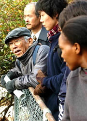 Masahito Hirose, a la izquierda, habla con estudiantes extranjeros en Nagasaki. (Noriko Tokuno / © Mainichi Shimbun)