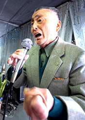 Seikō Komatsu canta Akogare no Hawaii Kōro en un establecimiento de karaoke en Hiroshima. (Yūsuke Komatsu / © Mainichi Shimbun)