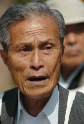 Sumiteru Taniguchi en el Parque de la Paz de Nagasaki el 15 de octubre de 2006. (Noriko Tokuno / © Mainichi Shimbun)