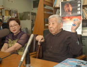 Tsutomu Yamaguchi con su hija, Toshiko Yamazaki, realizan una rueda de prensa en el Ayuntamiento de la ciudad de Nagasaki en mayo de este año con motivo del lanzamiento de la película Nijū Hibakusha (“Doble hibakusha”) (© Mainichi Shimbun)