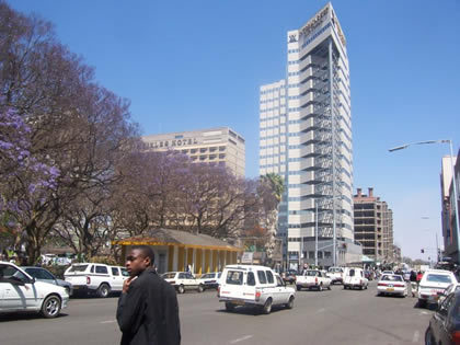 La aparente prosperidad en la capital Harare contrasta con la pobreza en que se halla sumido el 80% de los zimbabuenses (Foto: Damien Farrell, licencia CC-BY-SA)