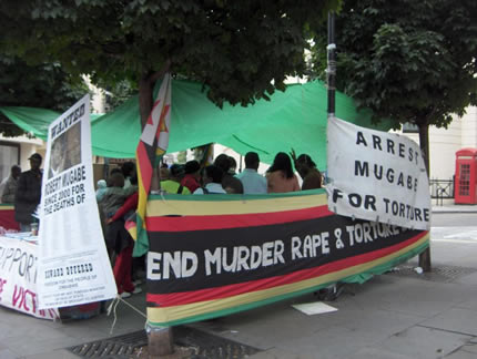 Manifestación contra Mugabe frente a la embajada de Zimbabue en Londres, en agosto de 2006 (Foto: Jraf, licencia CC-BY-SA)
