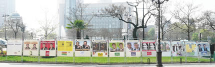 Carteles de los candidatos a las elecciones en la Place d'Italie de París