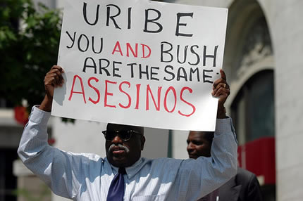 "Uribe, you and Bush are the same asesinos"