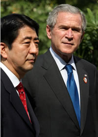 Abe y Bush durante la cumbre de la APEC en noviembre de 2006 (Eric Draper / Casa Blanca, dominio público)