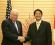 Dick Cheney y Shinzō Abe se reúnen en Tokio (Foto: David Bohrer / Casa Blanca, dominio público)