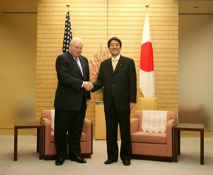 Dick Cheney y Shinzō Abe se reúnen en Tokio (Foto: David Bohrer / Casa Blanca, dominio público)