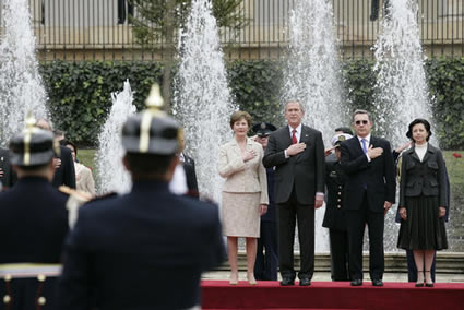 Laura, George y Álvaro con la mano en el pecho, mientras doña Lina permanece firme y respetuosa (Foto: Eric Draper/Casa Blanca, dominio público)