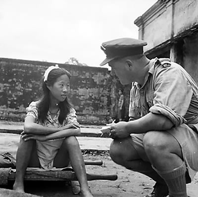Una joven china a punto de ser interrogada sobre los "batallones de solaz" en Rangún, en agosto de 1945 (Gobierno del Reino Unido, dominio público)