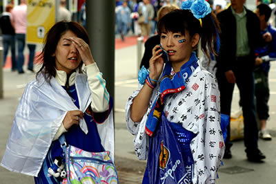 Japonesas con celular, durante el Mundial de Fútbol de 2006 (Foto: Mark Walter/Flickr, licencia CC-BY-SA)