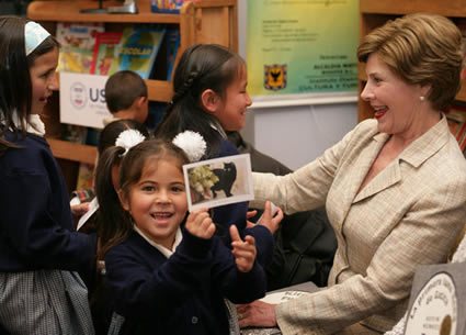 Una niña sostiene una foto de Willie, el gatico de Laura Bush, en la Fundación Rafael Pombo (Foto: Shealah Craighead/Casa Blanca, dominio público)