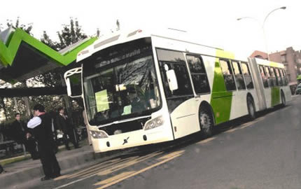 Bus y estación de Transantiago (José Cuevas Sepúlveda / Licencia GFDL)