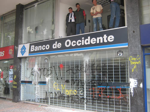 Oficina del Banco de Occidente completamente 'grafiteada'