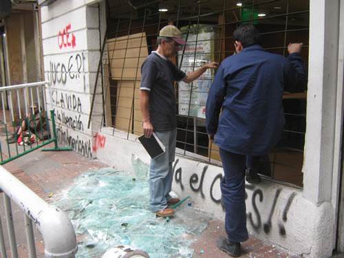 Dos hombres en un local comercial afectado por los disturbios