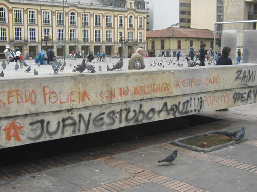 Cerdo policía, kon (sic) tu influenza a otro lado