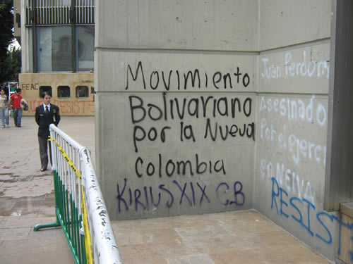 Grafiti rezando 'Movimiento Bolivariano de la Nueva Colombia'