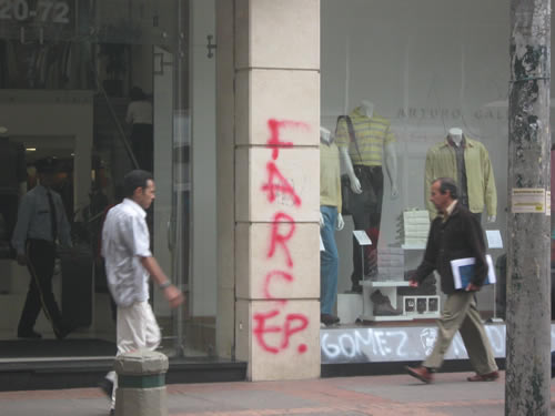 Grafiti en la 7a. rezando 'FARC-EP'