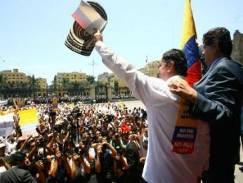 Alan García saluda a los marchantes