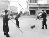 Tres oficiales chinos golpean con palos a un perro (Foto: AP)