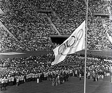 Bandera olímpica a media asta