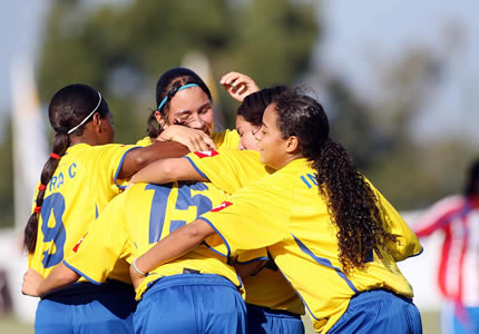 Celebran las campeonas uno de los goles ante Paraguay, en el estadio de Villarrica