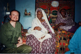 Javier Akerman con la chaman mamme mariemma en Senegal
