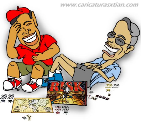 Uribe y Chávez, sentados en el piso, ríen mientras juegan 'Risk'