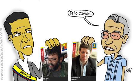 'Te lo cambio'; Rafael Correa sostiene una lámina con la imagen de 'Alfonso Cano', mientras que Uribe tiene otra con la estampa de Juan Manuel Santos