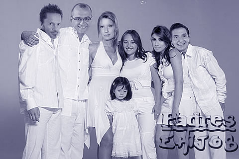 Fotomontaje en el que aparecen Pirry, Jota Mario Valencia, Claudia Gurisatti, Andrea Serna, el padre Chucho y Ana Victoria Beltrán como el elenco de la serie 'Padres e hijos'