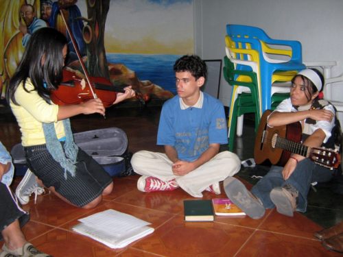 Catalina Restrepo tocando el violín