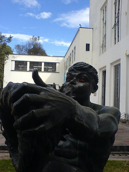 Escultura ubicada frente al edificio de Bellas Artes de la Universidad Nacional de Colombia, sede Bogotá