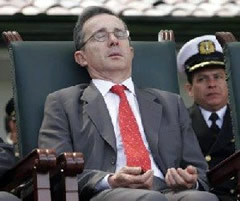 Álvaro Uribe durmiendo