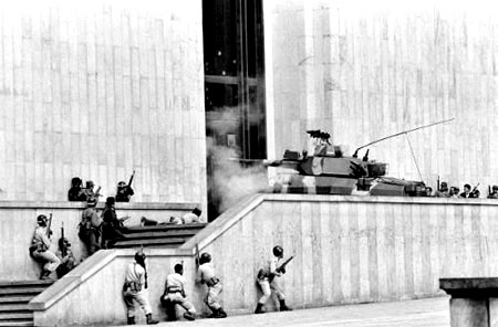 Entrada del Ejército Nacional al Palacio de Justicia, durante la toma por el M-19 el 6 de noviembre de 1985 