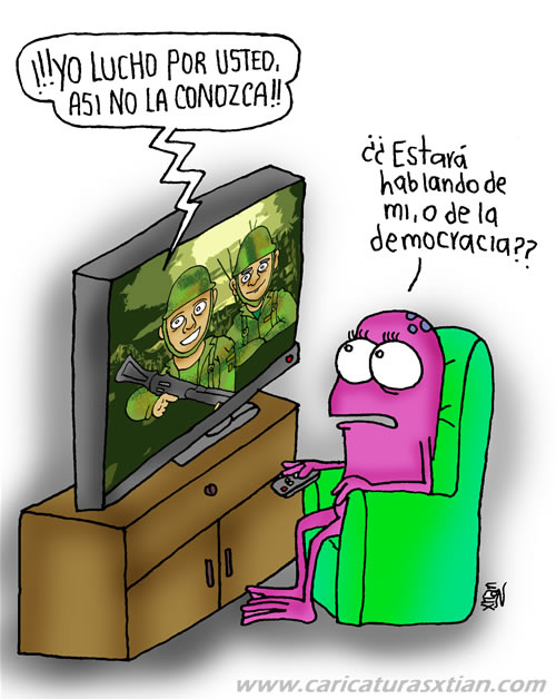 En el televisor unos soldados dicen: —¡¡¡Yo lucho por usted así no la conozca!!! En la silla, Cindy Calixta dice: —¿¿Estará hablando de mí, o de la democracia??