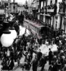 Fotomontaje de un bus articulado de Transmilenio en medio de las manifestaciones del 9 de abril de 1948, el Bogotazo