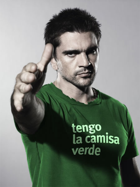 Juanes luce una camiseta que reza: 'tengo la camisa verde'