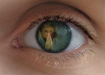 Primerísimo plano de un ojo que tiene en el iris el rostro de Mockus
