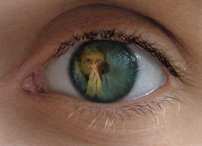Primerísimo plano de un ojo que tiene en el iris el rostro de Mockus Primerísimo plano de un ojo que tiene en el iris el rostro de Mockus