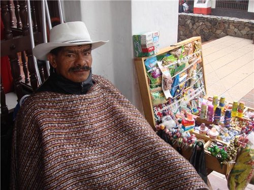 Carlos Emilio Bedoya con su cajón de dulces en el atrio de Rionegro Carlos Emilio Bedoya con su cajón de dulces en el atrio de Rionegro