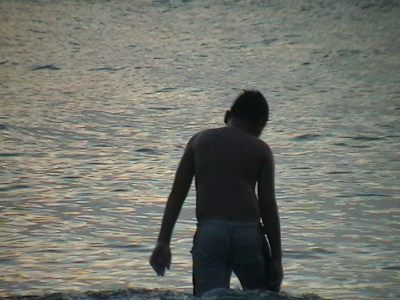 Niño frente a una playa