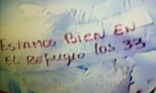 La ya célebre nota que reza 'Estamos bien en el refugio los 33' La ya célebre nota que reza 'Estamos bien en el refugio los 33'