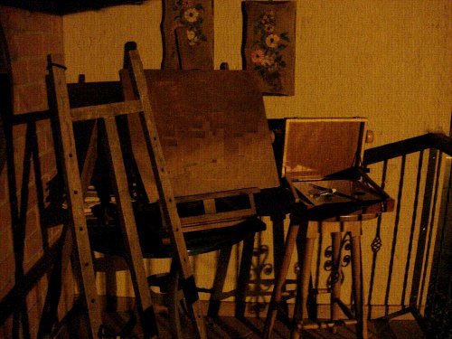 Un estudio de pintura, con caballetes y lienzos, en colores tierra Un estudio de pintura, con caballetes y lienzos, en colores tierra