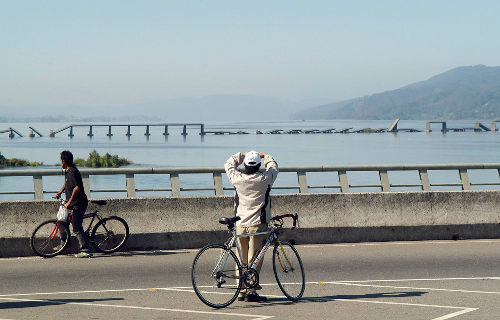 Puente derrumbado sobre el río Bio Bío en Concepción