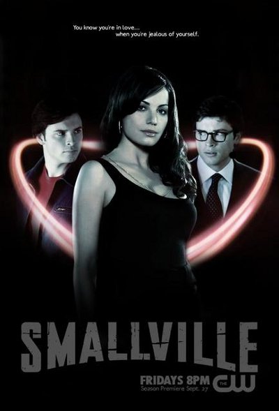 Cartel publicitario de 'Smallville': Luisa Lane (Erica Durance) rodeada por Clark Kent y Superman (Tom Welling) Cartel publicitario de 'Smallville': Luisa Lane (Erica Durance) rodeada por Clark Kent y Superman (Tom Welling)