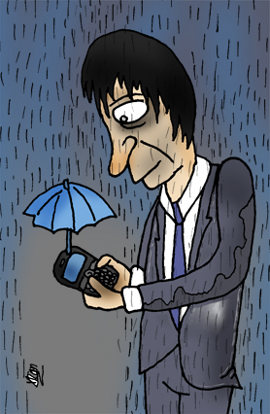 Aparece un hombre bajo la lluvia, mojándose, mientras su Blackberry está seco gracias a una sombrilla pequeña que le tiene mientras lo manipula.
