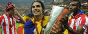 Falcao sostiene la copa de la Liga Europa 2011-2012 en Bucarest